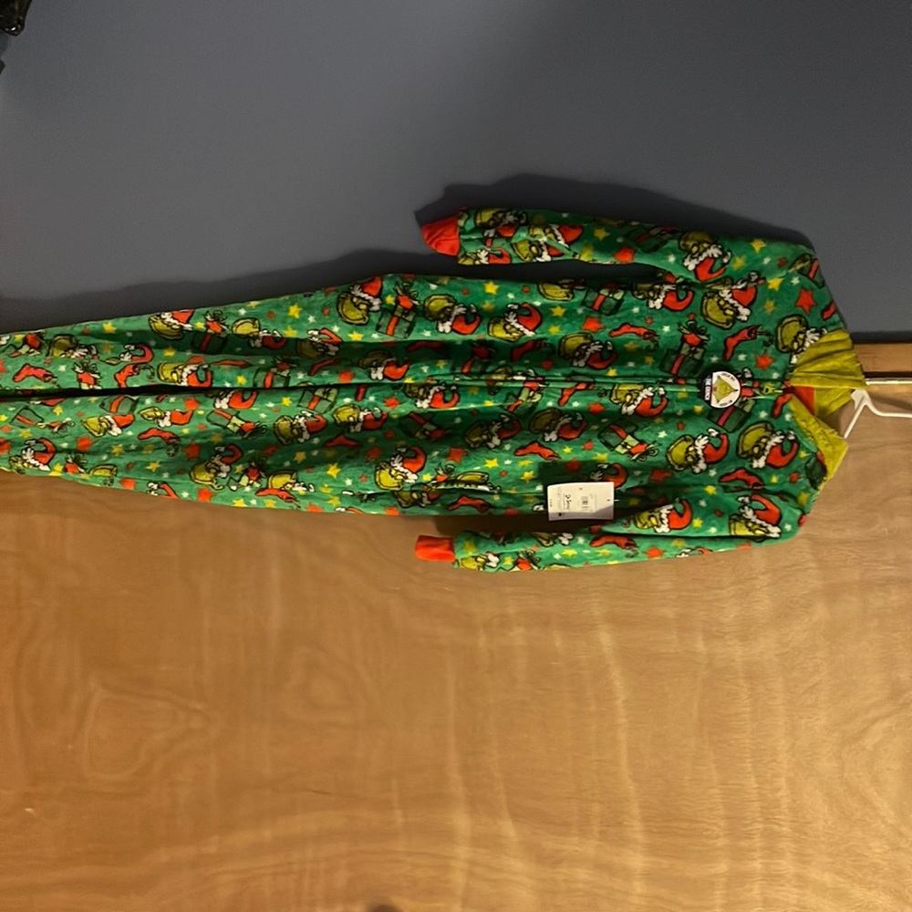 Grinch onesie, size xs (0-2), never worn and still has tags